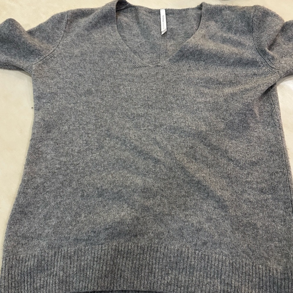 Aritzia Babaton Luxe Cashmere V Neck (Med)